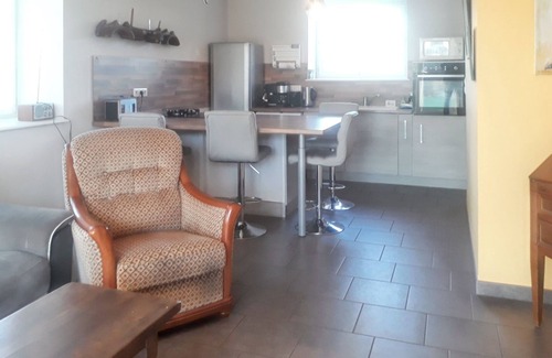 Donzy-le-National Casa | Homerez - Casa encantadora en La Vineuse con jardín cerrado