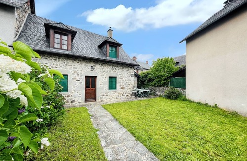 Lanobre Casa | Homerez - Casa encantadora en Lanobre con jardín