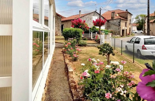 Montbron Casa | Homerez - Casa encantadora en Montbron con terraza y jardín