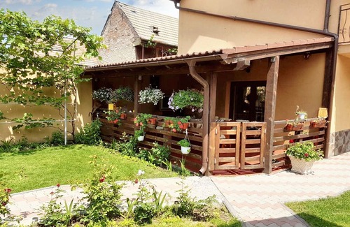 Brasov Casa | Homerez - Casa encantadora en Săcele con vista al jardín + BBQ