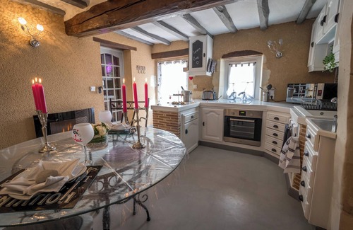 Arcay Casa | Homerez - Casa con encanto en Arçay, jacuzzi incluido