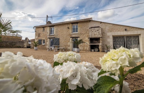 Arcay Casa | Homerez - Casa con encanto en Arçay, jacuzzi incluido