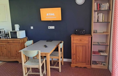 Treignac Apartamento | Homerez - Encantador Estudio en Treignac con Terraza de 22 m²
