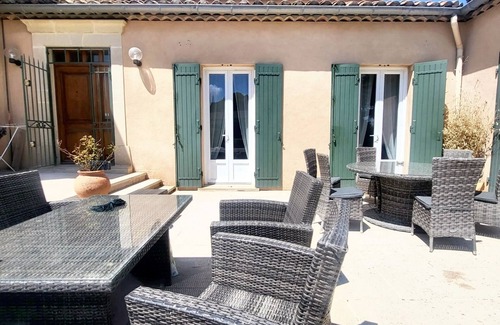Monteux Villa | Homerez - Villa encantadora con piscina privada en Monteux