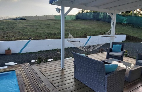 Sainte-Rose Casa | Homerez - Bungalow Chic en Sainte-Rose con Piscina Privada
