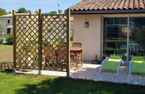 Bussac-Foret Casa | Homerez - Casa cómoda en Bussac-Forêt - Piscina