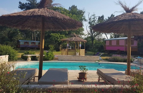 Bussac-Foret Casa | Homerez - Casa cómoda en Bussac-Forêt - Piscina