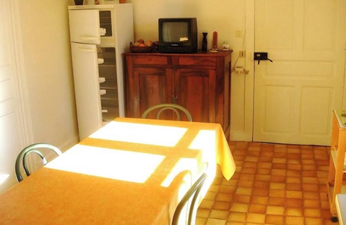 Chataigneraie Cantalienne Apartamento | Homerez - Apartamento confortable en Vitrac - 40 m² - Vista al jardín