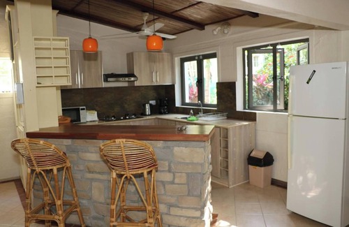 Blue Bay Casa | Homerez - Casa acogedora en Blue Bay con estacionamiento privado y terraza