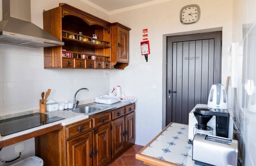 Aveiro Villa | Homerez - Acogedora villa en Aveiro con piscina compartida y vistas