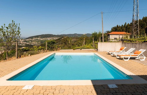 Aveiro Villa | Homerez - Acogedora villa en Aveiro con piscina compartida y vistas