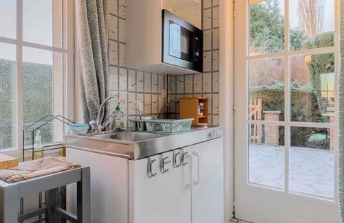 Courcelles Casa | Homerez - Acogedor apartamento en Courcelles 35 m² con terraza relajante