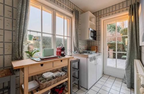 Courcelles Casa | Homerez - Acogedor apartamento en Courcelles 35 m² con terraza relajante