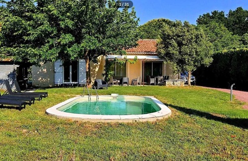 Chamaret Villa | Homerez - Villa elegante en Chamaret con piscina privada