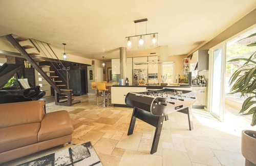 Aubagne Villa | Homerez - Elegante Villa con Piscina en Aubagne - Jacuzzi Incluido