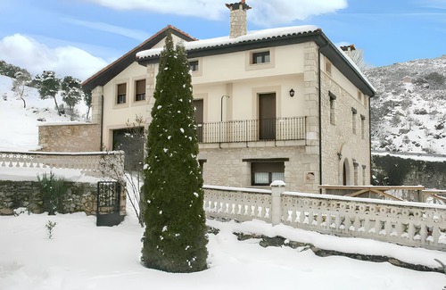 Puente-Arenas Casa | Homerez - Casa espaciosa con vistas a la montaña