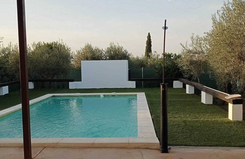 Arahal Villa | Homerez - Moderna villa con piscina en Valleverde