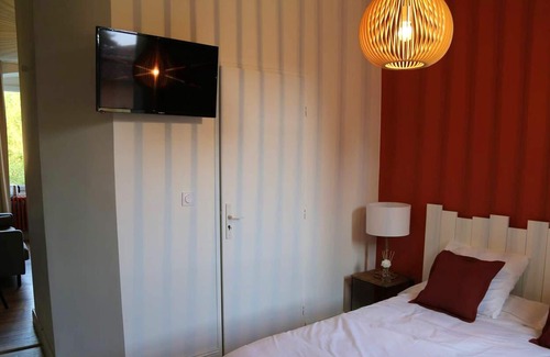 Saint-Cyr-au-Mont-d'Or Apartamento | Homerez - Amazing appartement for 2 ppl. with garden at Saint-Cyr-au-Mont-d'Or