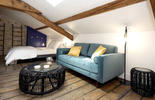 Saint-Cyr-au-Mont-d'Or Apartamento | Homerez - Amazing appartement for 2 ppl. with garden at Saint-Cyr-au-Mont-d'Or