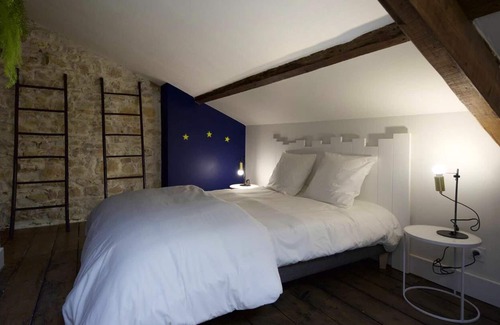 Saint-Cyr-au-Mont-d'Or Apartamento | Homerez - Amazing appartement for 2 ppl. with garden at Saint-Cyr-au-Mont-d'Or