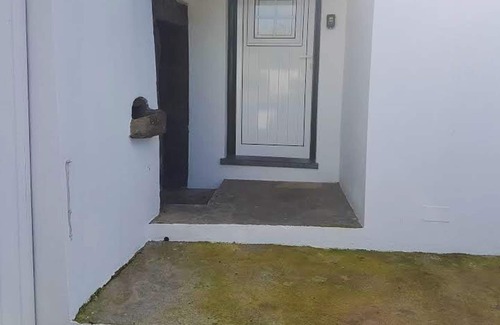 Angra do Heroismo Casa | Homerez - Casa a 1 km de la playa para 5 pers. con jacuzzi y vistas al mar