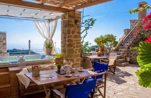 Anatoli Casa | Homerez - Casa a 12 km de la playa para 9 pers. con jacuzzi y jardín en Anatoli