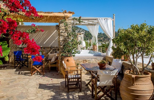 Anatoli Casa | Homerez - Casa a 12 km de la playa para 9 pers. con jacuzzi y jardín en Anatoli