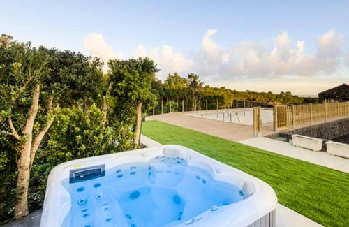 Sao Roque do Pico Casa | Homerez - Casa para 4 pers. con piscina compartida, jacuzzi y jardín en Lajido