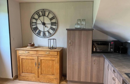 Joue-du-Bois Casa | Homerez - Casa encantadora en Joué-du-Bois con vista al lago