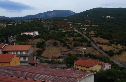 Nughedu Santa Vittoria Apartamento | Homerez - Bonito apartamento para 3 pers. con balcón en Nughedu Santa Vittoria