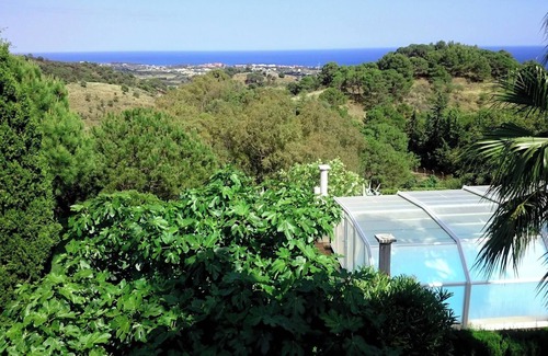 Estepona Villa | Homerez - Villa a 1 km de la playa para 7 pers. con piscina y jardín en Estepona