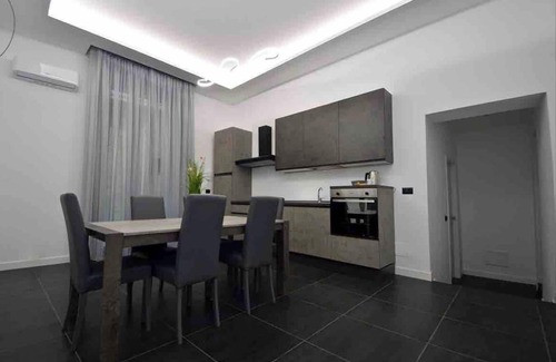 Quartieri Spagnoli Apartamento | Homerez - Apartamento moderno de 90m² en Napoli + Balcón