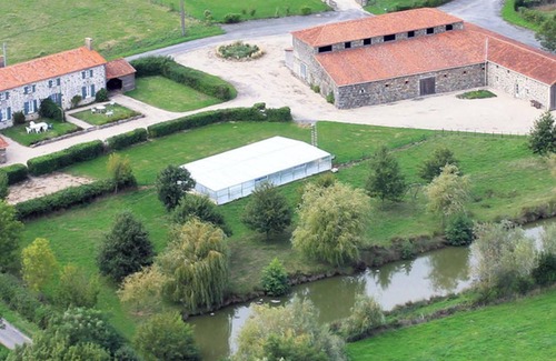 Moutiers-Sous-Chantemerle Casa | Homerez - Casa en Moncoutant con piscina