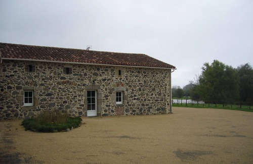 Moutiers-Sous-Chantemerle Casa | Homerez - Casa en Moncoutant con piscina