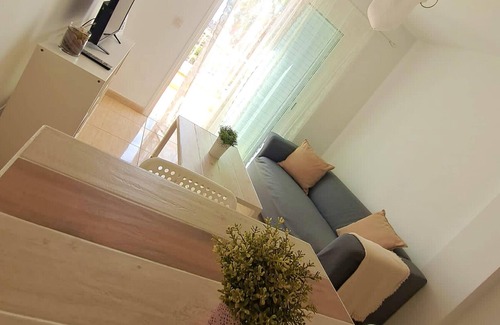 Las Rosas Apartamento | Homerez - Apartamento a 1 km de la playa para 2 pers. con piscina compartida