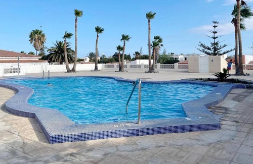 Las Rosas Apartamento | Homerez - Apartamento a 1 km de la playa para 2 pers. con piscina compartida