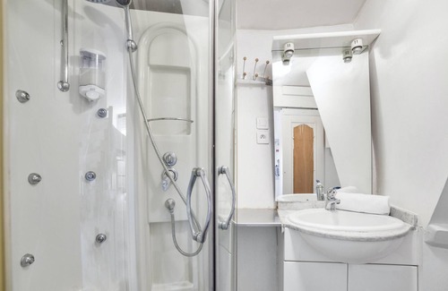 5th Arrondissement Apartamento | Homerez - Espectacular apartamento para 2 pers. con terraza en Lyon