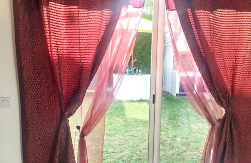 Tremblay-en-France Apartamento | Homerez - Bonito estudio para 3 pers. con jacuzzi y jardín en Tremblay-en-France
