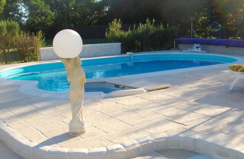 Bussac-Foret Casa | Homerez - Casa para 2 pers. con piscina compartida y terraza en Bussac-Forêt
