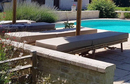 Bussac-Foret Casa | Homerez - Casa para 2 pers. con piscina compartida y terraza en Bussac-Forêt
