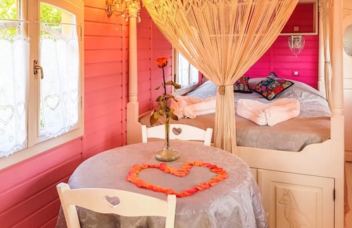 Bussac-Foret Casa | Homerez - Nice property for 2 ppl. with shared pool and garden at Bussac-Forêt