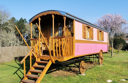 Bussac-Foret Casa | Homerez - Nice property for 2 ppl. with shared pool and garden at Bussac-Forêt