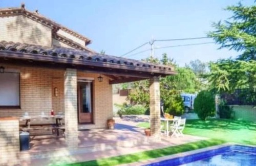 Can Carbonell Villa | Homerez - Espaciosa villa para 8 pers. con piscina en Can Carbonell