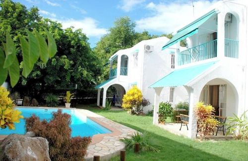 Flic-en-Flac Casa | Homerez - Casa espaciosa en Flic en Flac con piscina compartida