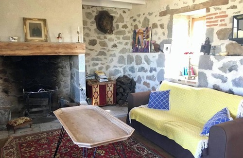 Aurillac Casa | Homerez - Casa espaciosa con vista a la montaña en Naucelles