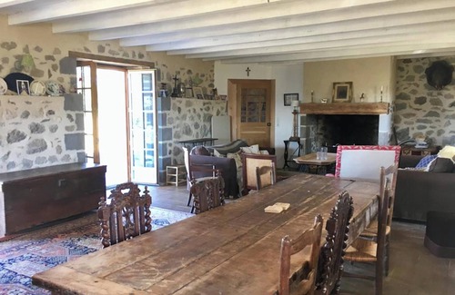 Aurillac Casa | Homerez - Casa espaciosa con vista a la montaña en Naucelles