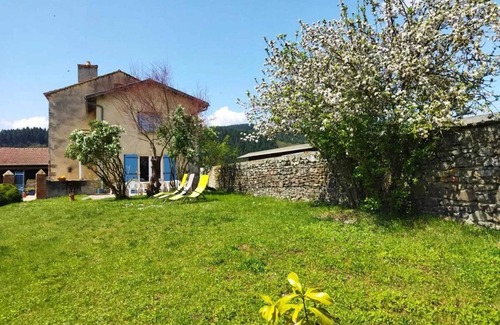 Domeyrat Casa | Homerez - Casa espaciosa en Domeyrat + Gran Jardín