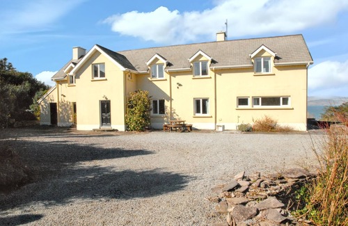 Kells Casa | Homerez - Casa espaciosa con vistas al mar y a la montaña