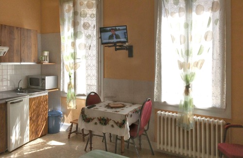 Neris-les-Bains Apartamento | Homerez - Estudio en Néris-les-Bains