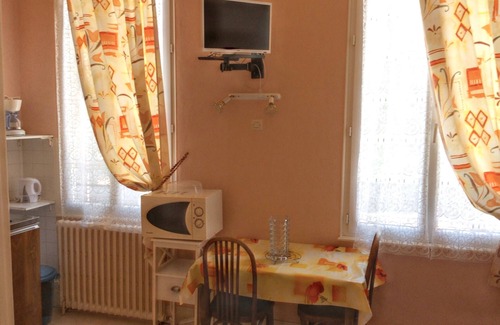 Neris-les-Bains Apartamento | Homerez - Estudio en Néris-les-Bains